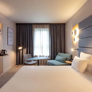 4* فندق نوفوتيل سينتر ميدي